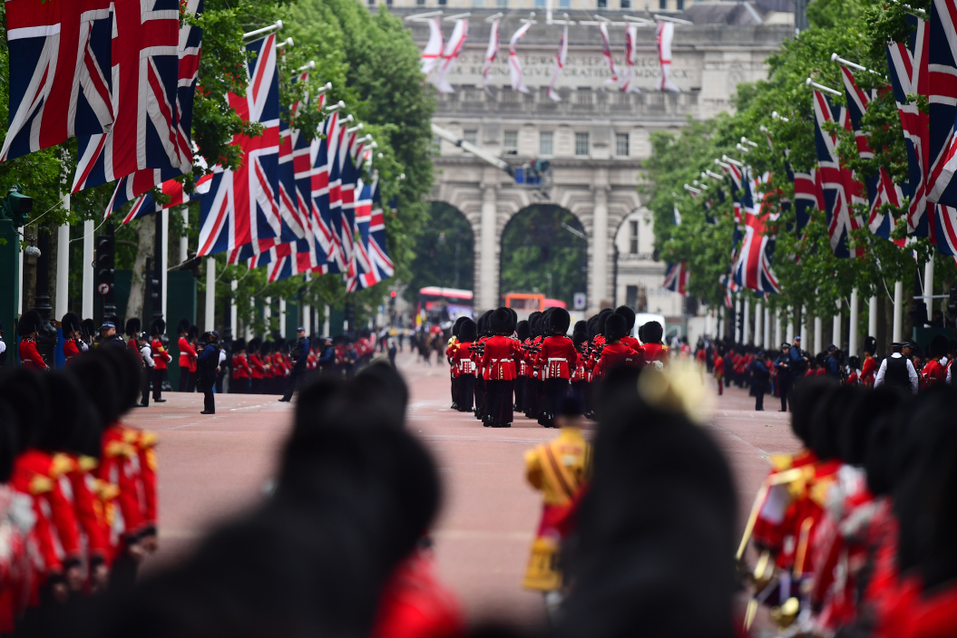 grenadier_guards_marching_on_the_mall_towards_buckingham_palace.