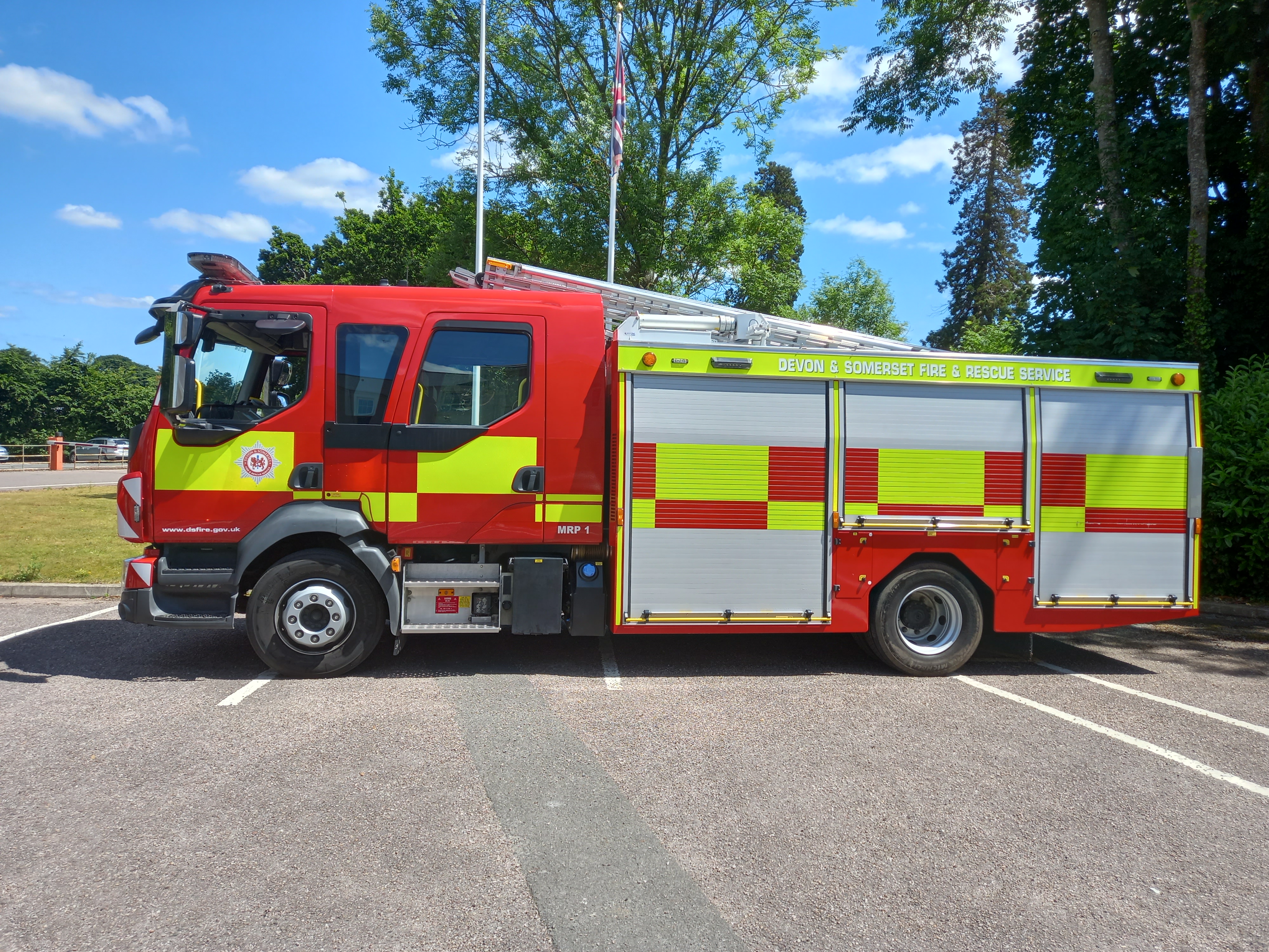 A medium rescue pump as seen from the side